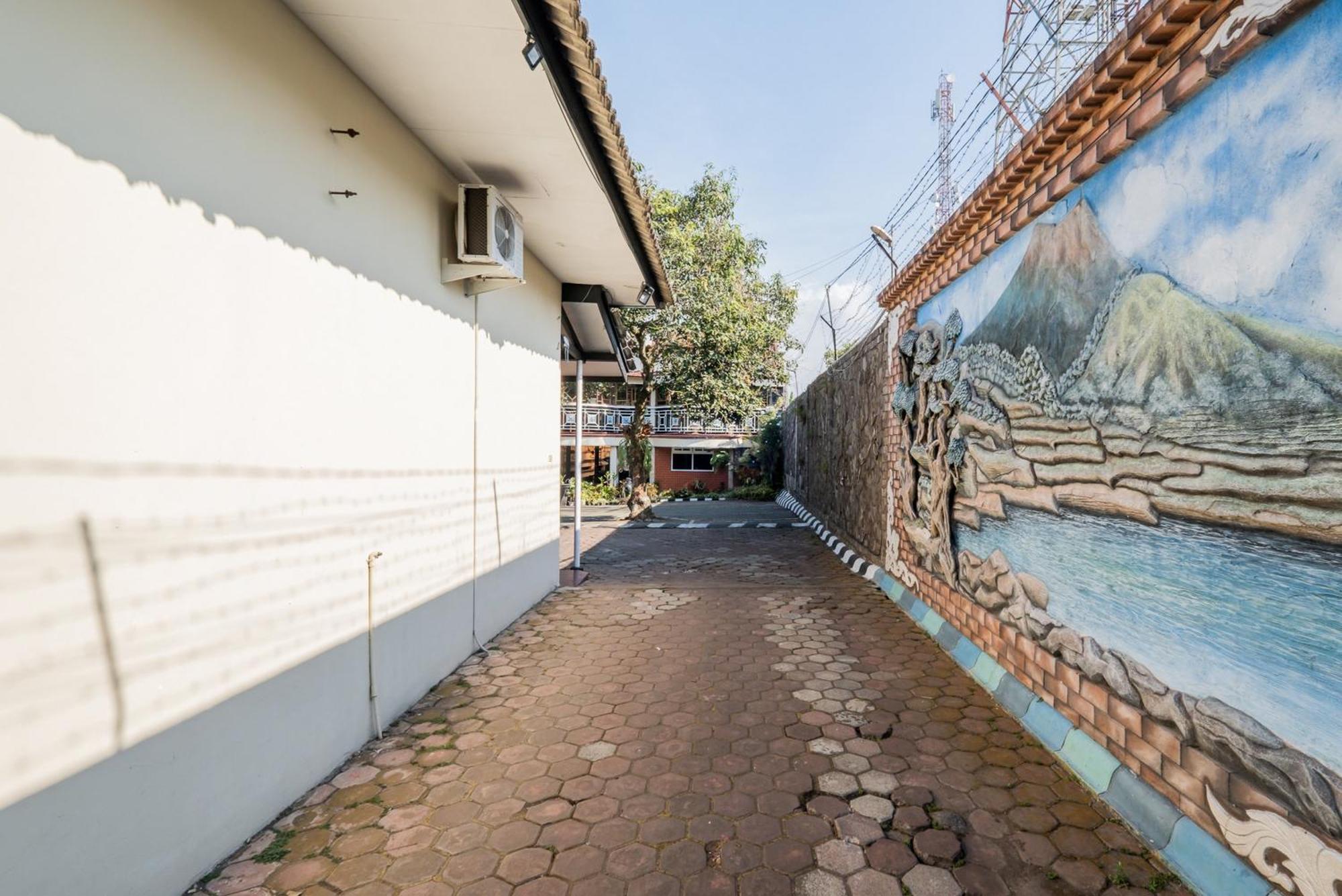 Urbanview Hotel Near Jatim Park 1 By Reddoorz Batu  Exterior foto