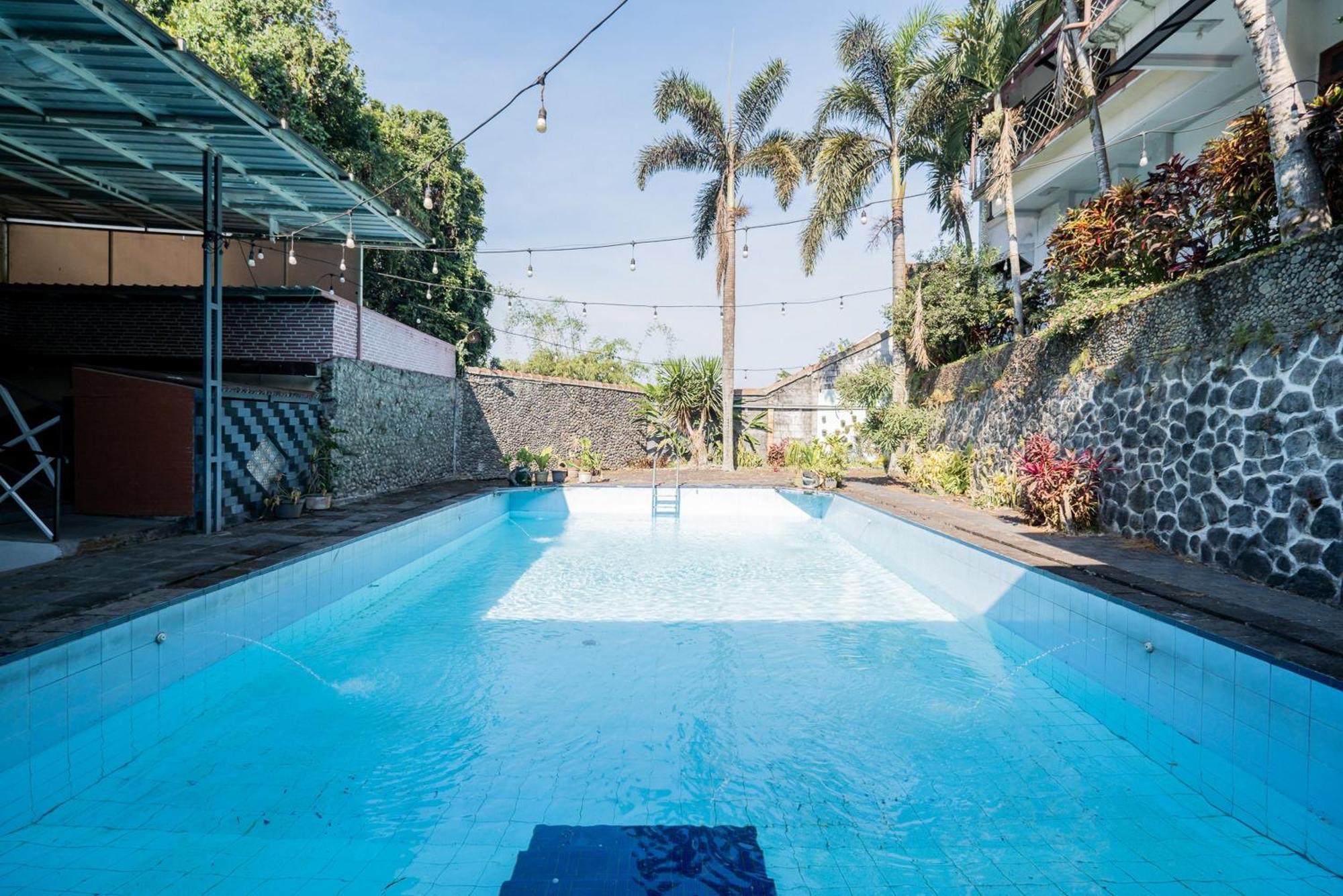 Urbanview Hotel Near Jatim Park 1 By Reddoorz Batu  Exterior foto
